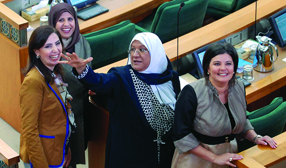 المــــرأة العربيــة... هل تؤدي دوراً ذا قيمة في السياسة والتنمية؟