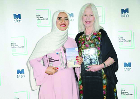 “سيدات القمر”... تهافُت الأرض واستحالة النجوم  أول رواية عربية  تفوز بـ «البوكر» العالمية