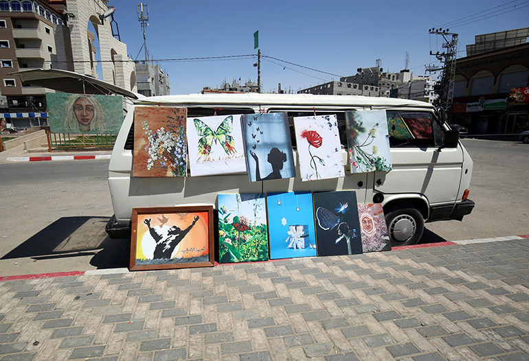 «حافلة الفن» لزوجين  تغيِّر ألوان الحياة في غزّة