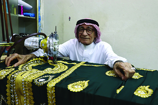 ثوب النشل كنزٌ من كنوز البحرين «العربي» تعود لزيارة أشهرَ وأقدمَ صانعي  الأثواب الشعبية في الخليج!