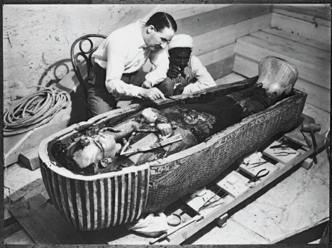 بمناسبة مرور مائة عام على أعظم الاكتشافات الأثرية بالعالم  كنوز ومقبرة توت عنخ آمون بعيون هوارد كارتر