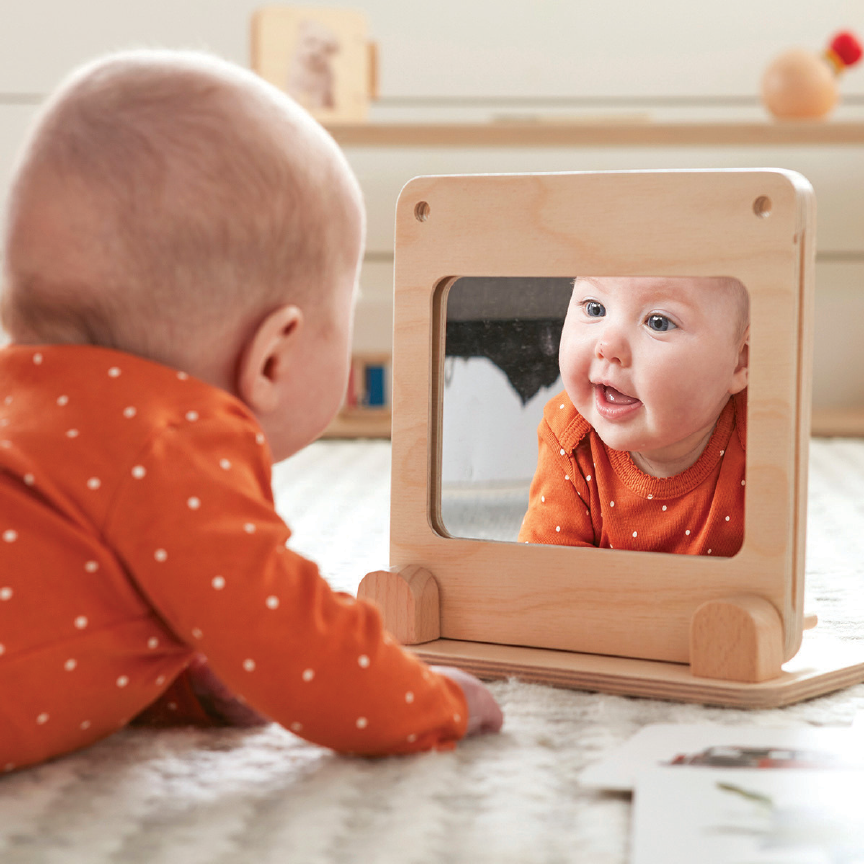  الطفل والنظر  إلى المرآة 