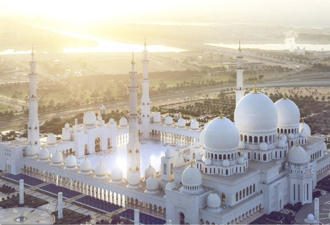 مسجدُ الشيخ زايد صرحٌ حضاريٌ يجلي فنَّ العمارةِ الإسلاميةِ
